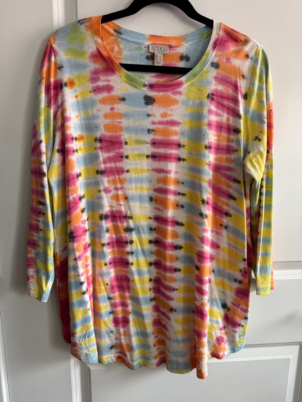LOGO by Lori Goldstein Tie-Dye 3/4 sleeve cotton top. Smile hemline. Pockets. L.